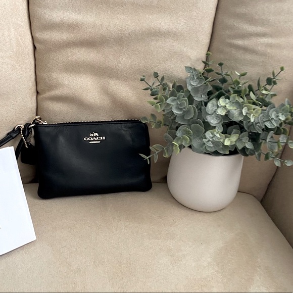❗️ SOLD ❗️Coach Leather Wristlet